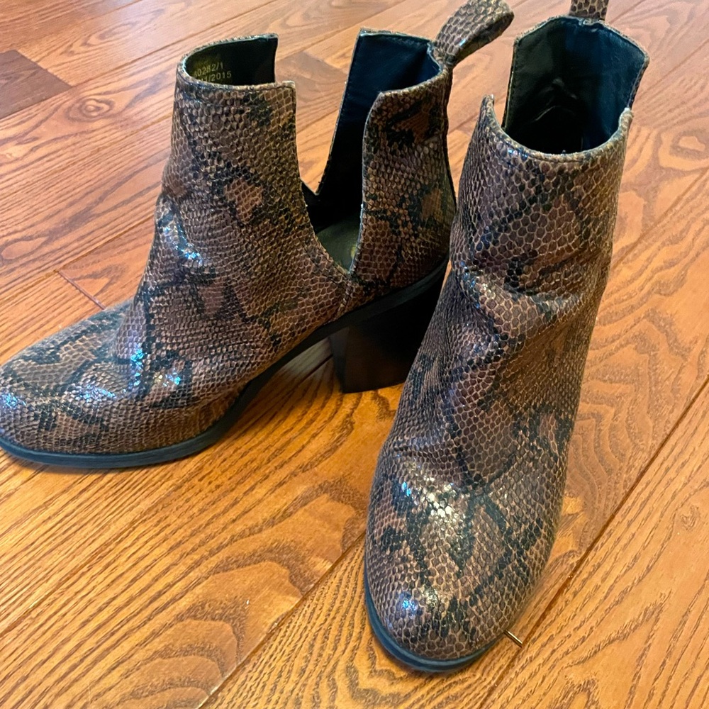 Brown snake print ankle boots with cut out